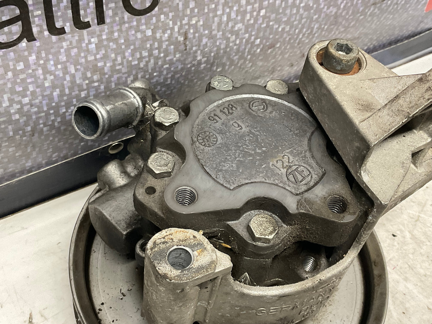 Power Steering Pump & Bracket 3B7422154A B5 C5