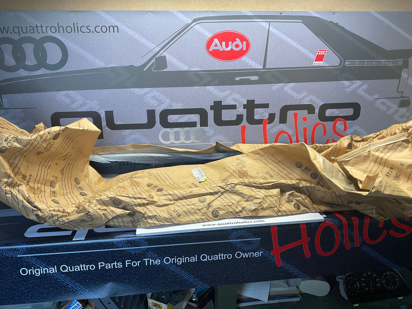 Front Bumper Cover 443807305E GRU 200 20V  NOS