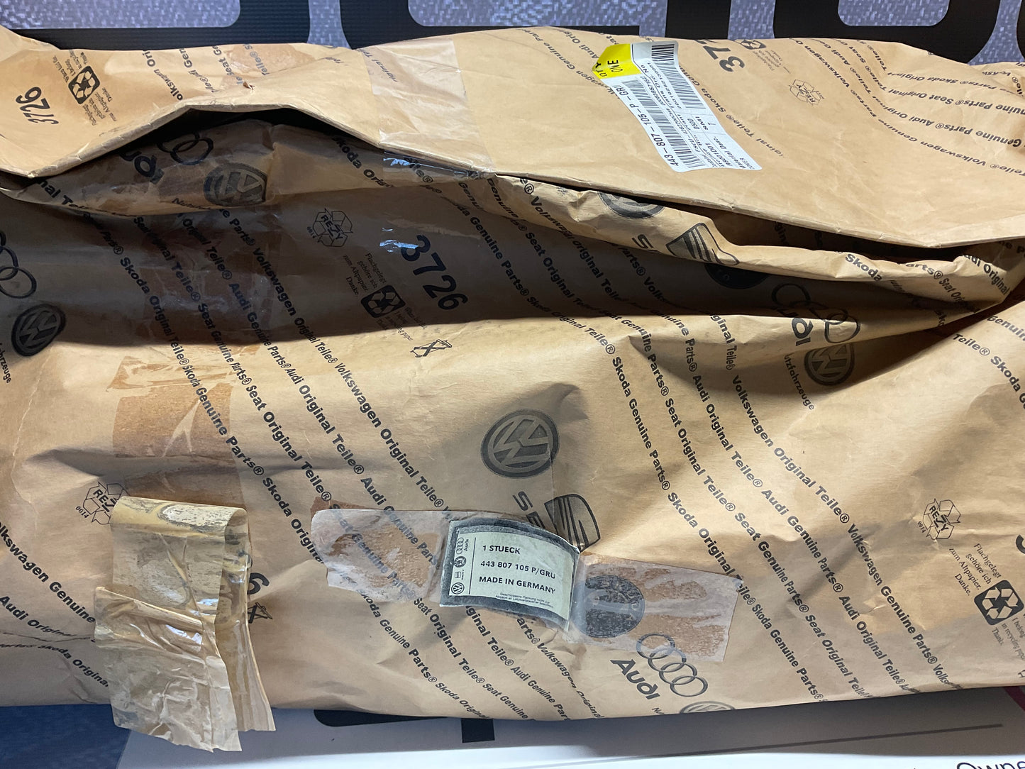 Front Bumper Cover 443807305E GRU 200 20V  NOS