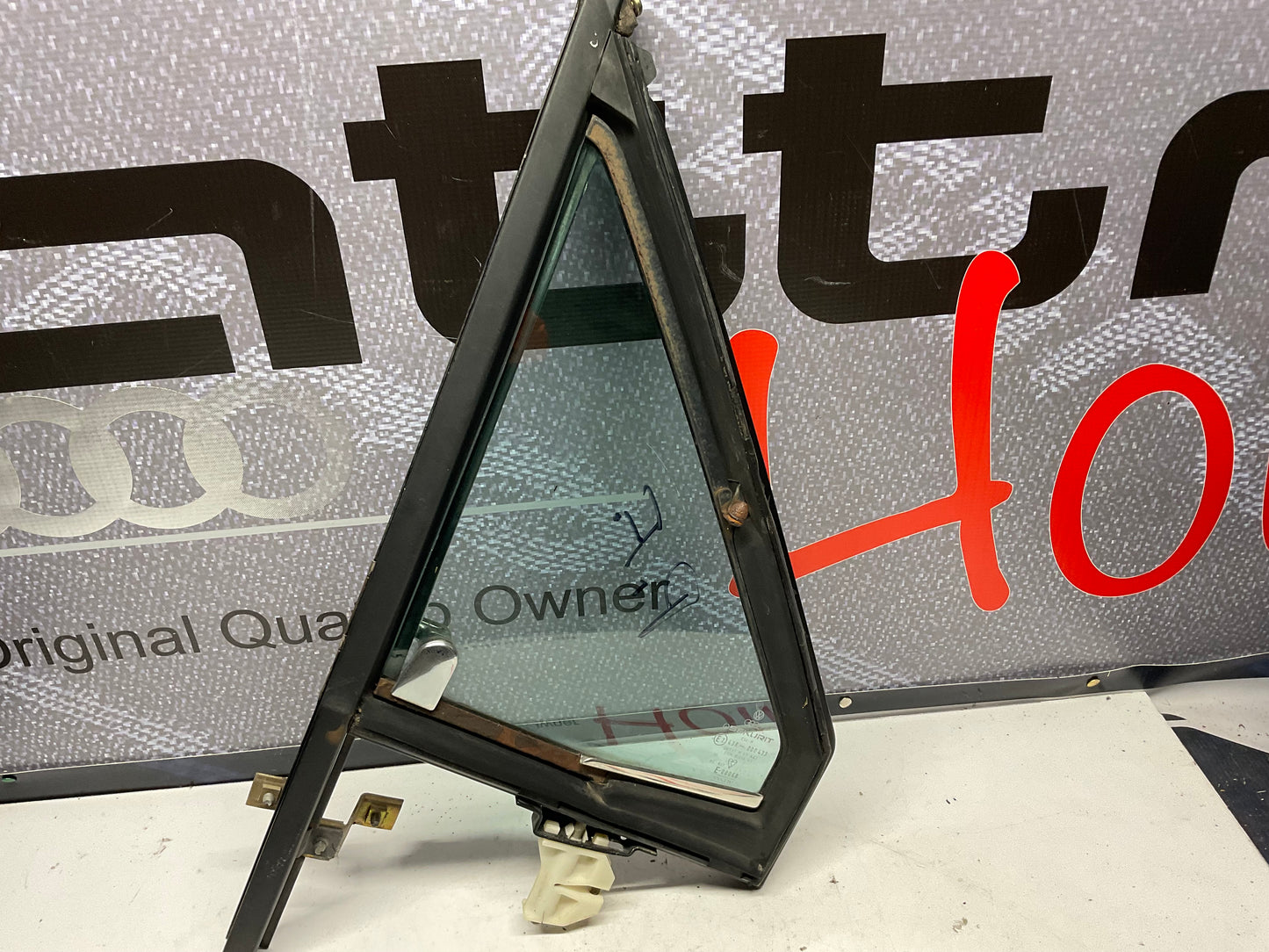 Passenger Door Wing Window/Frame Right 813837604 B2