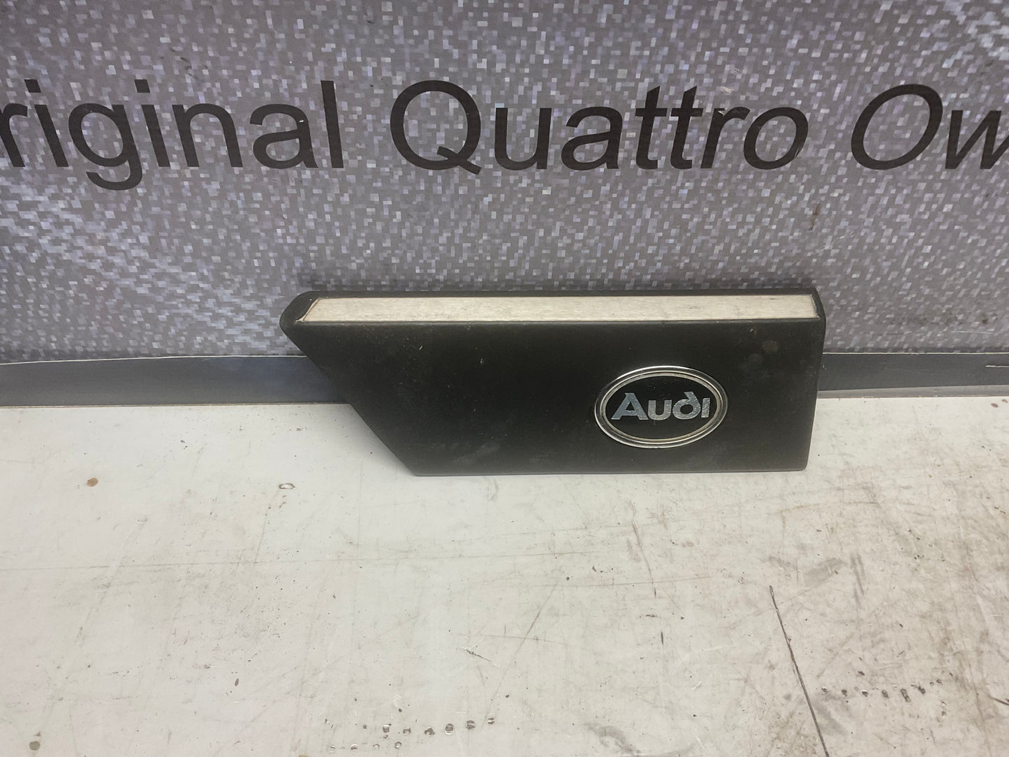 Driver Fender Trim Left  811853507  B2