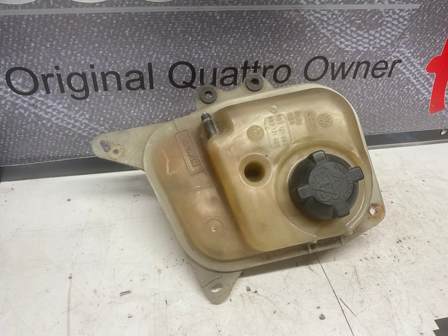 Expansion/ Coolant Tank Reservoir  893121403 B3