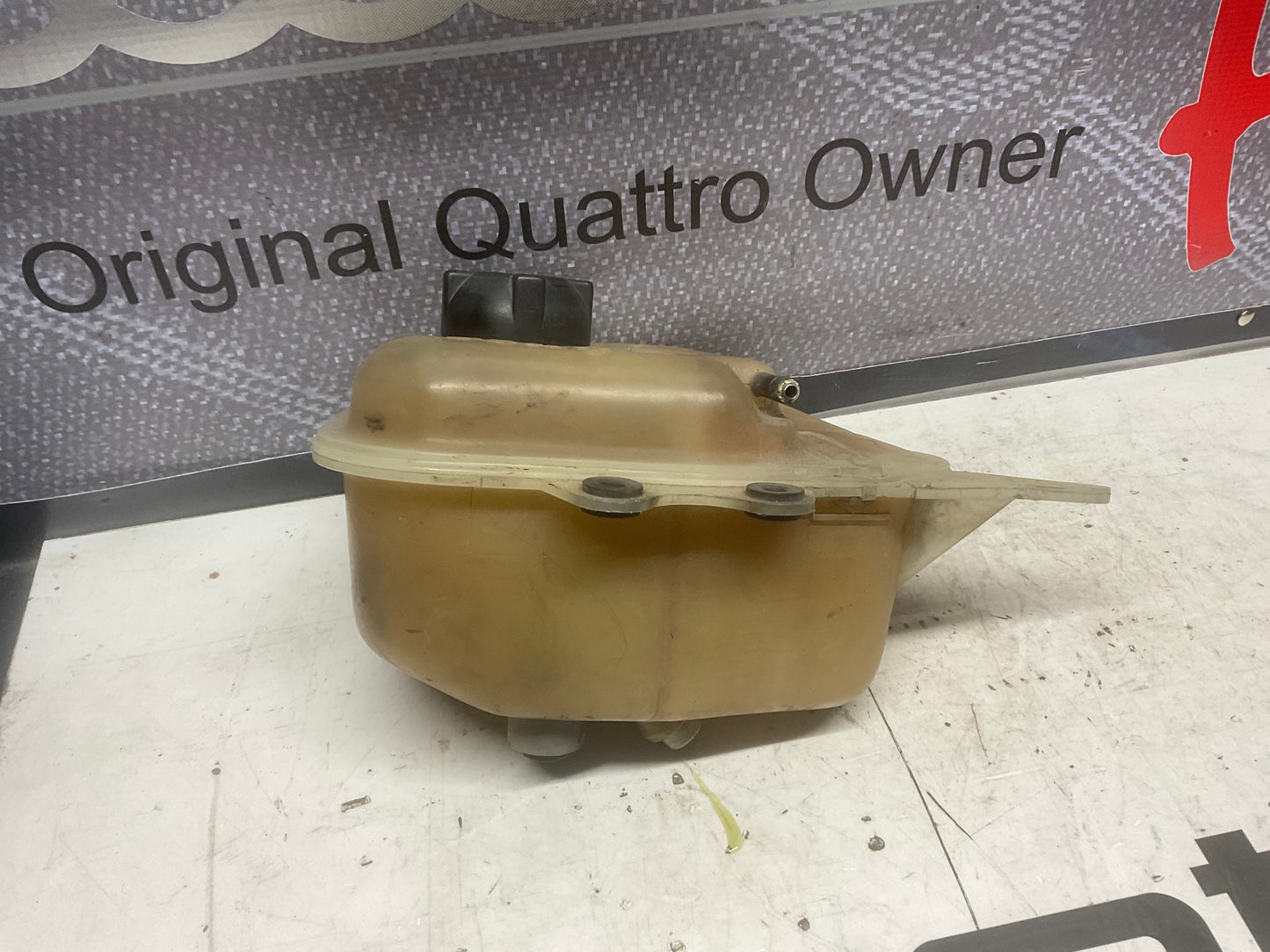 Expansion/ Coolant Tank Reservoir  893121403 B3