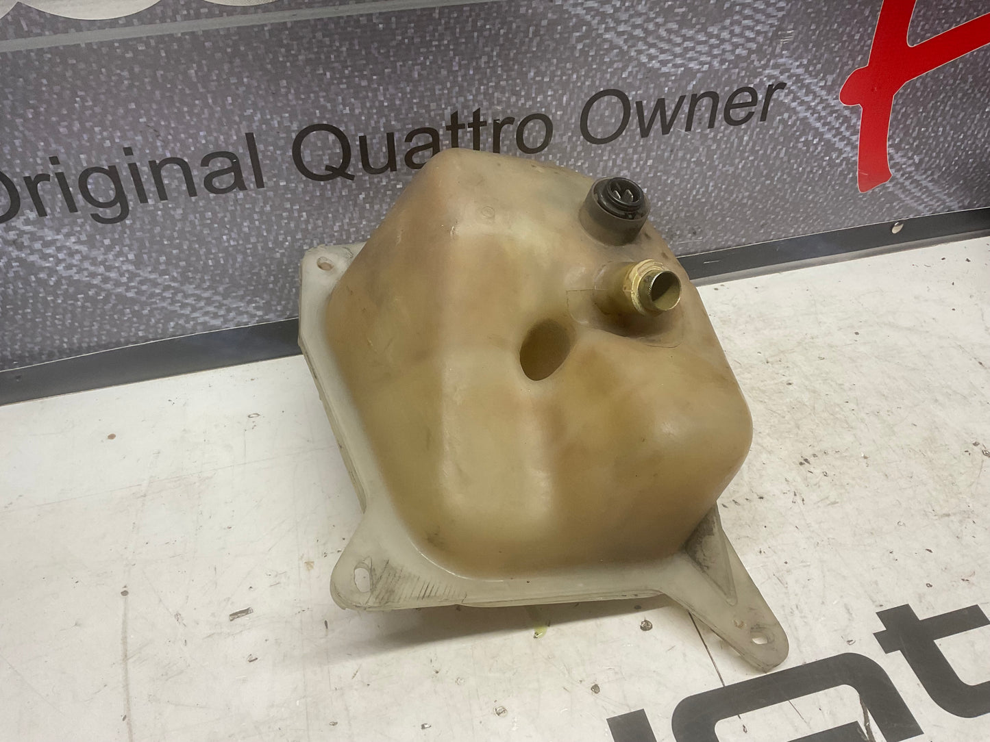 Expansion/ Coolant Tank Reservoir  893121403 B3