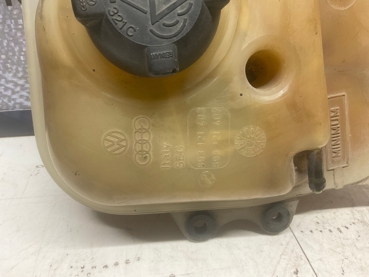 Expansion/ Coolant Tank Reservoir  893121403 B3