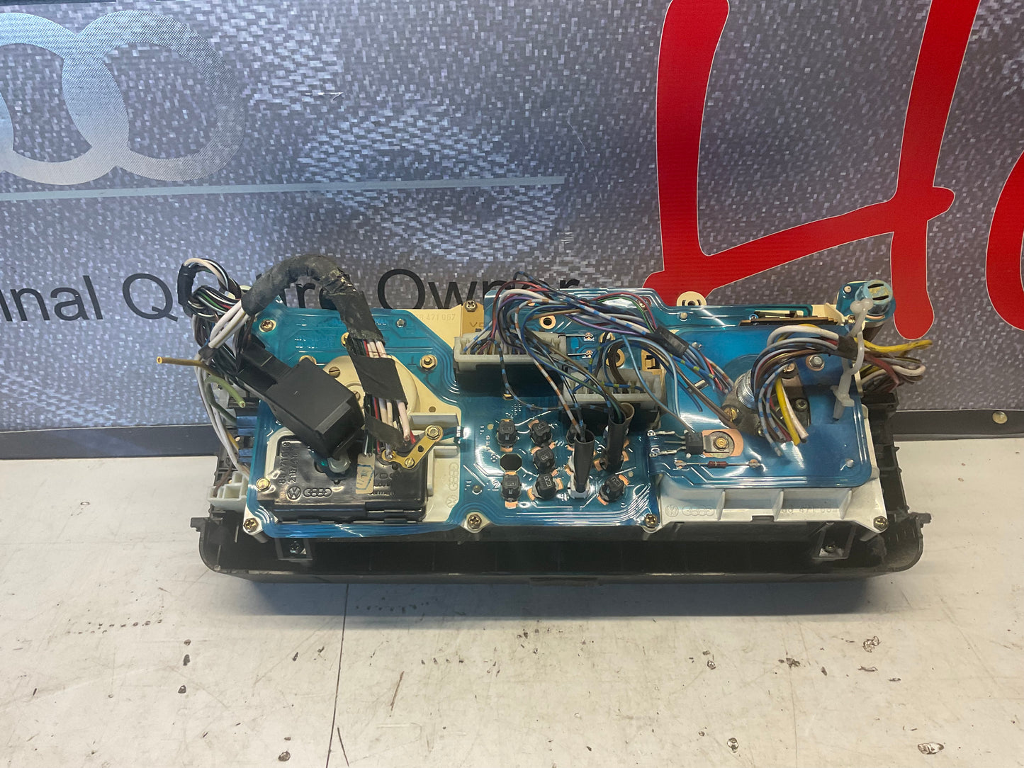 Speedometer / Gauge Cluster & Switches Complete 811957033AE  B2  224K