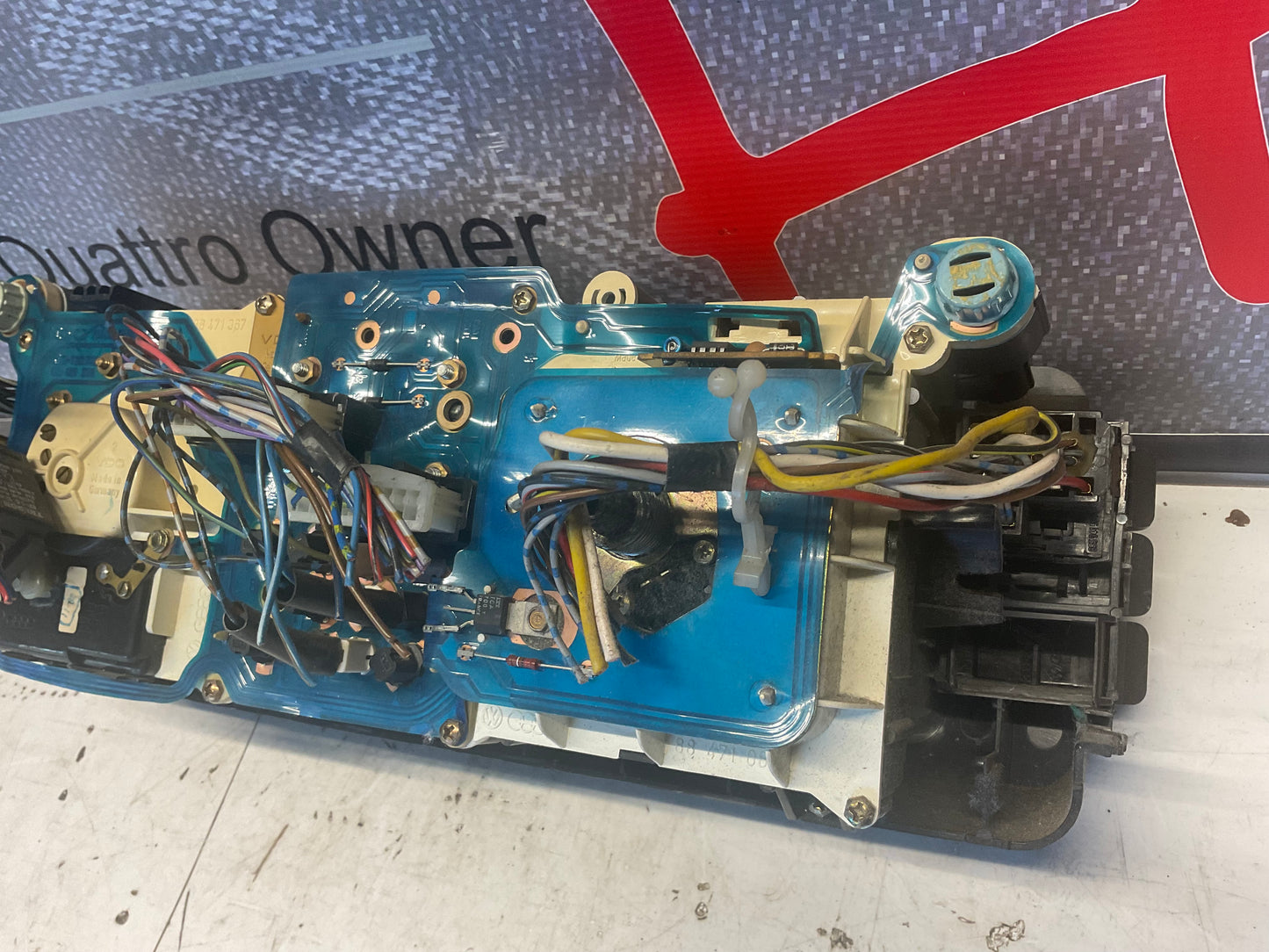 Speedometer / Gauge Cluster & Switches Complete 811957033AE  B2  224K