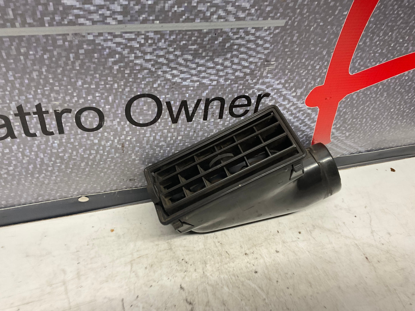 Dash Air Vent Left 811819703  B2 Brown