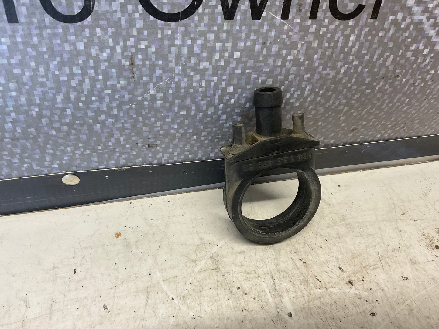 Vacuum Regulator Valve Support  034133459B  B2 B3 C3 C4