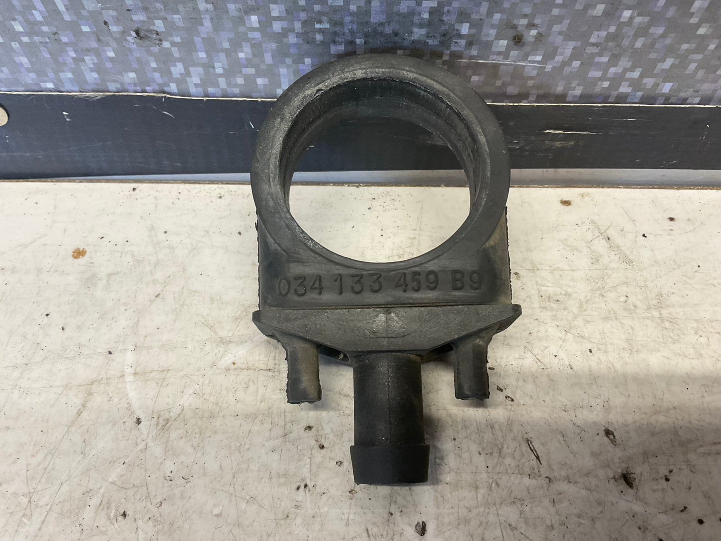 Vacuum Regulator Valve Support  034133459B  B2 B3 C3 C4