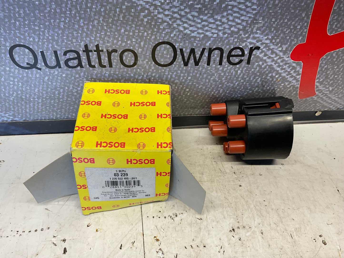 Ignition Distributor Cap  NOS  034905207B 10V