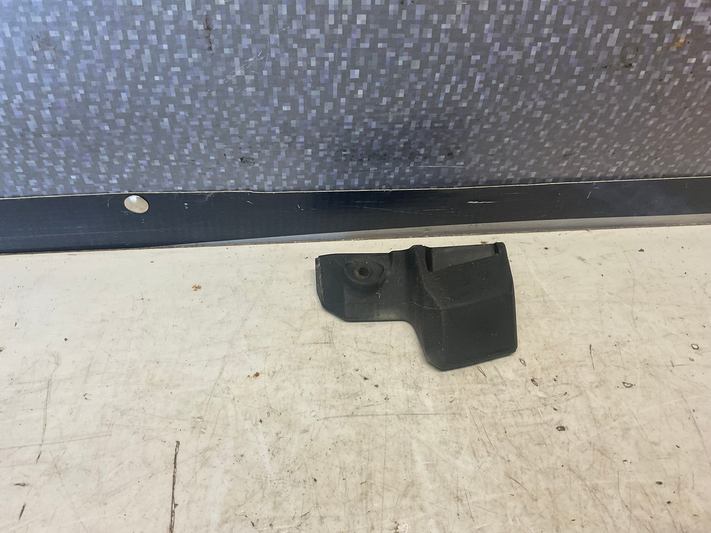 Passenger Fender Mount Bracket Right 4A0821194  C4