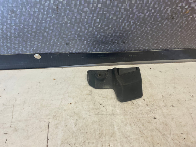 Passenger Fender Mount Bracket Right 4A0821194  C4