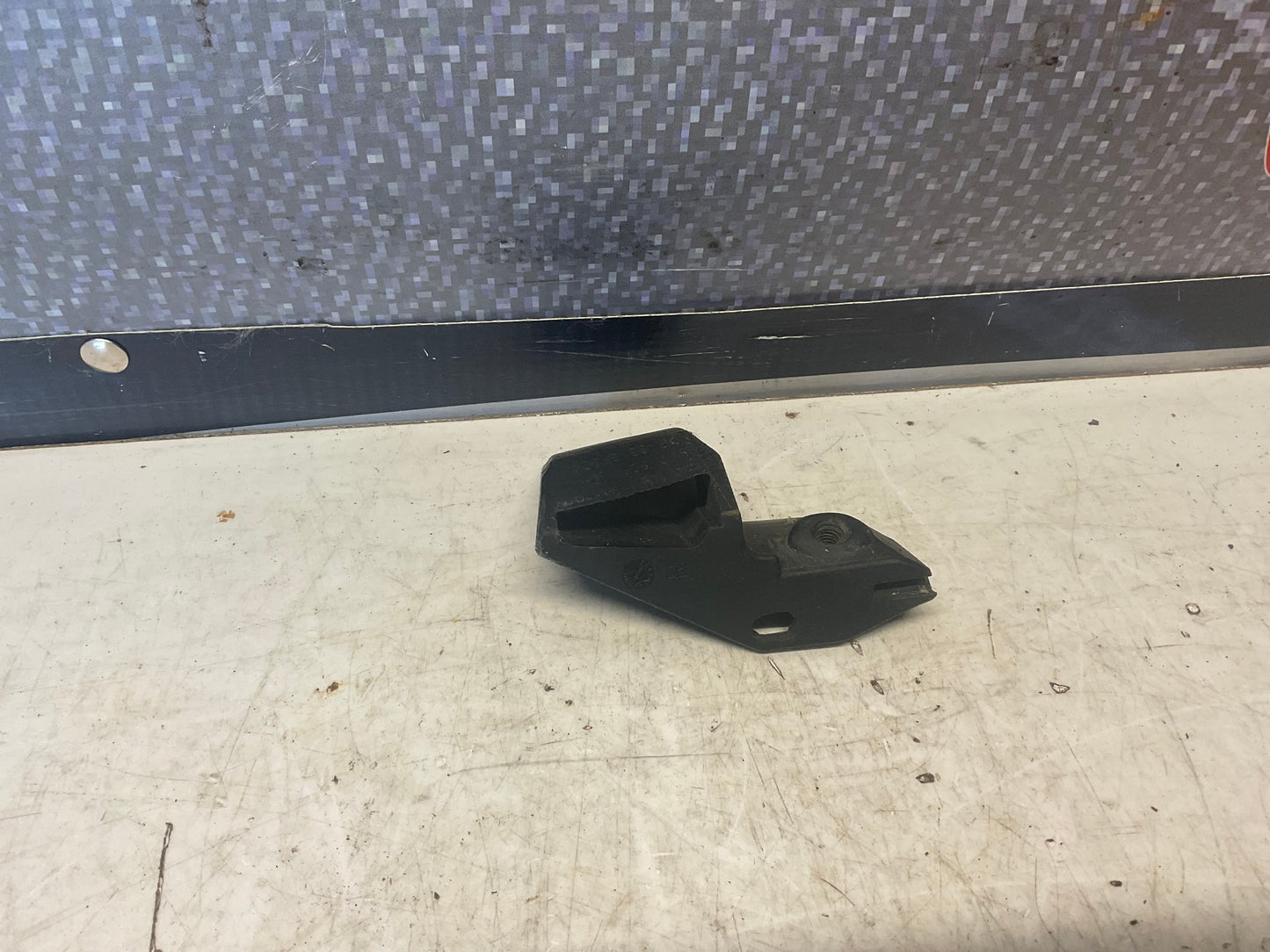 Passenger Fender Mount Bracket Right 4A0821194  C4