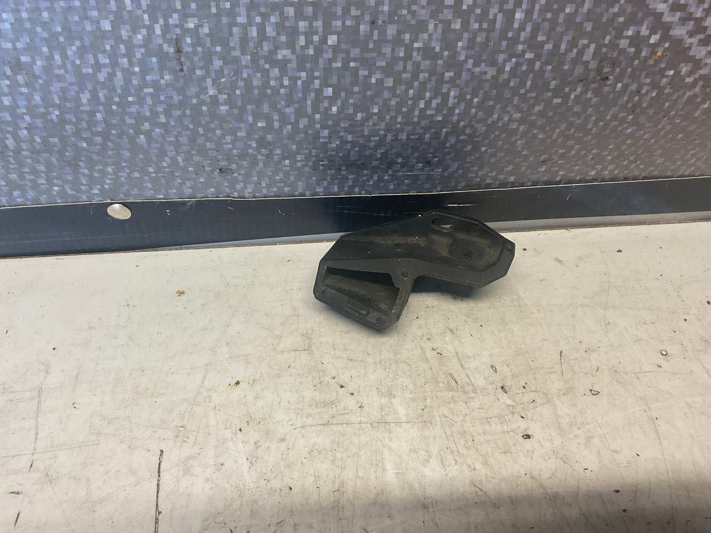 Passenger Fender Mount Bracket Right 4A0821194  C4