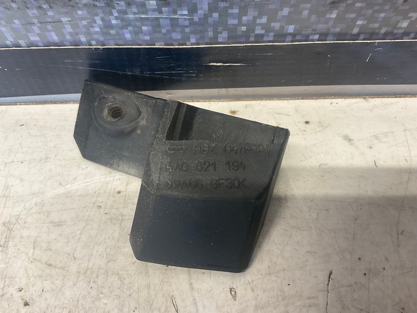 Passenger Fender Mount Bracket Right 4A0821194  C4
