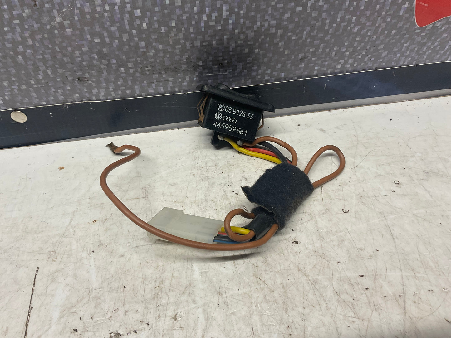 Power Sunroof Switch 443959561  B2  C3