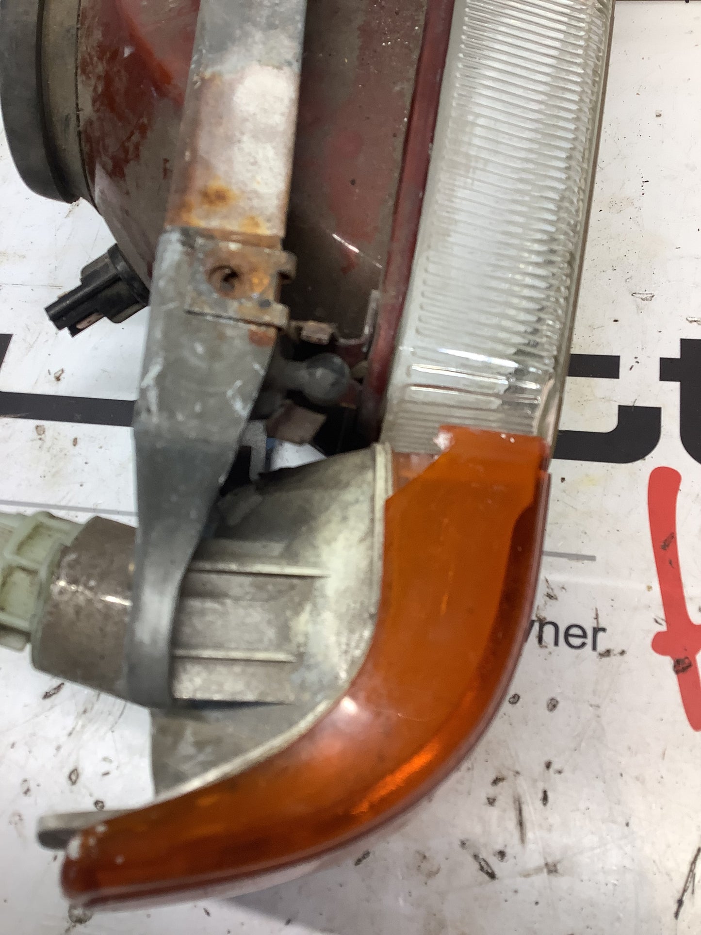 Passenger Headlight/Corner European H4 1305621025 Bosch