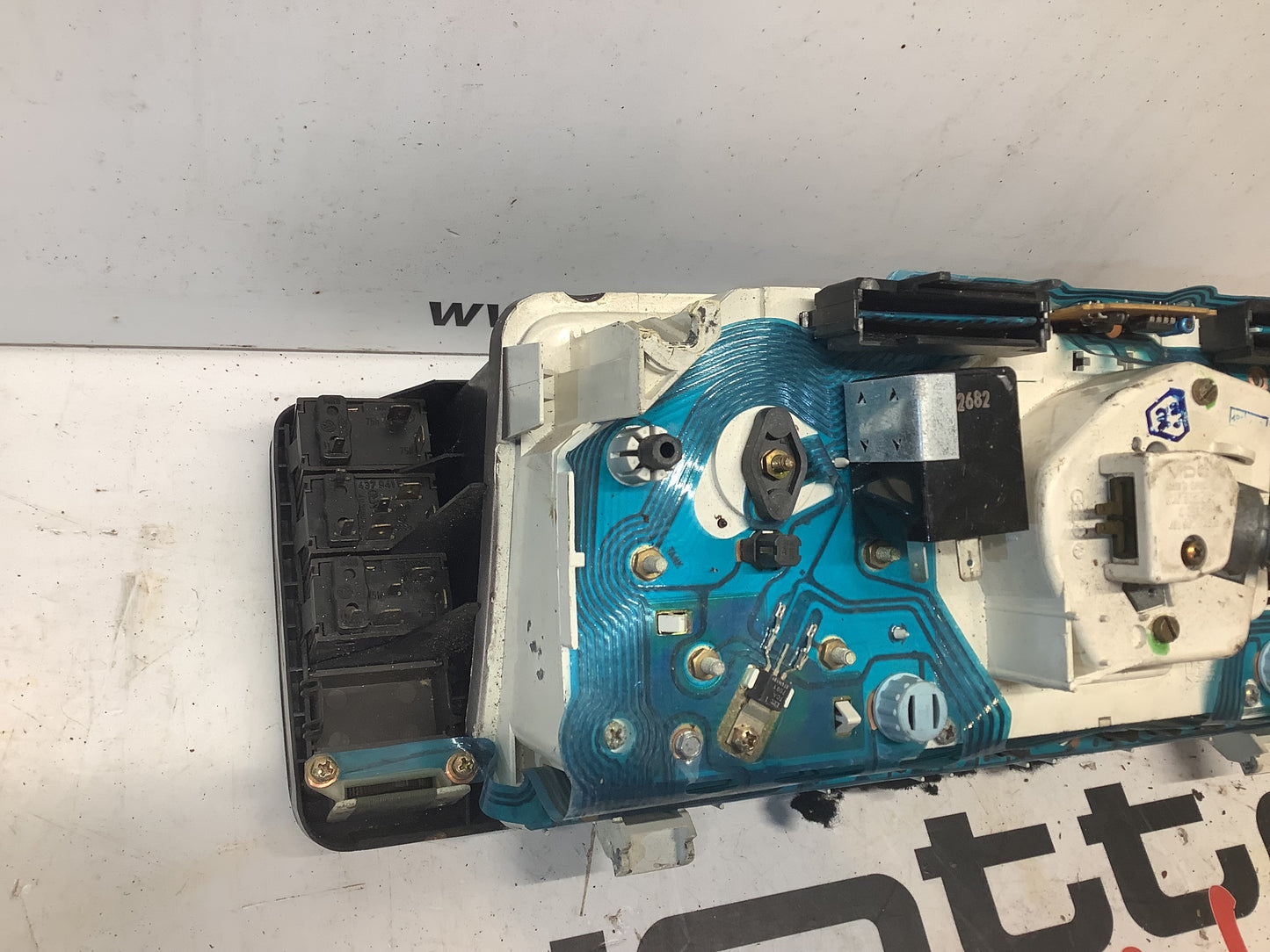Instrument Cluster 81136030