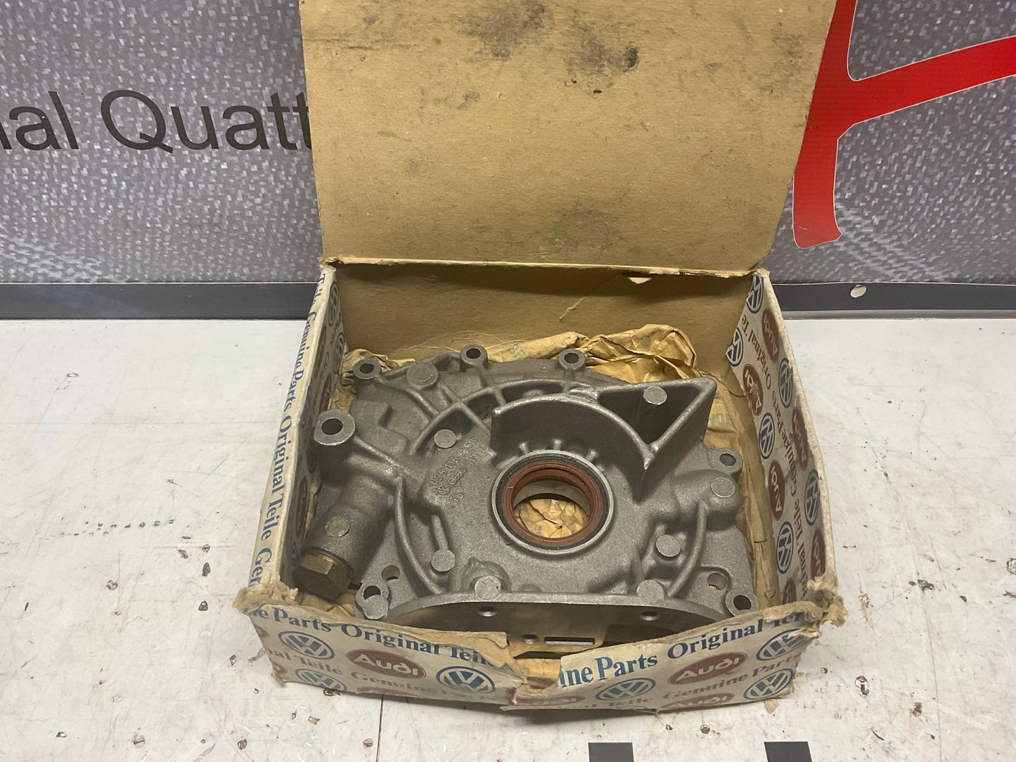 Engine Oil Pump 035115109C  NOS