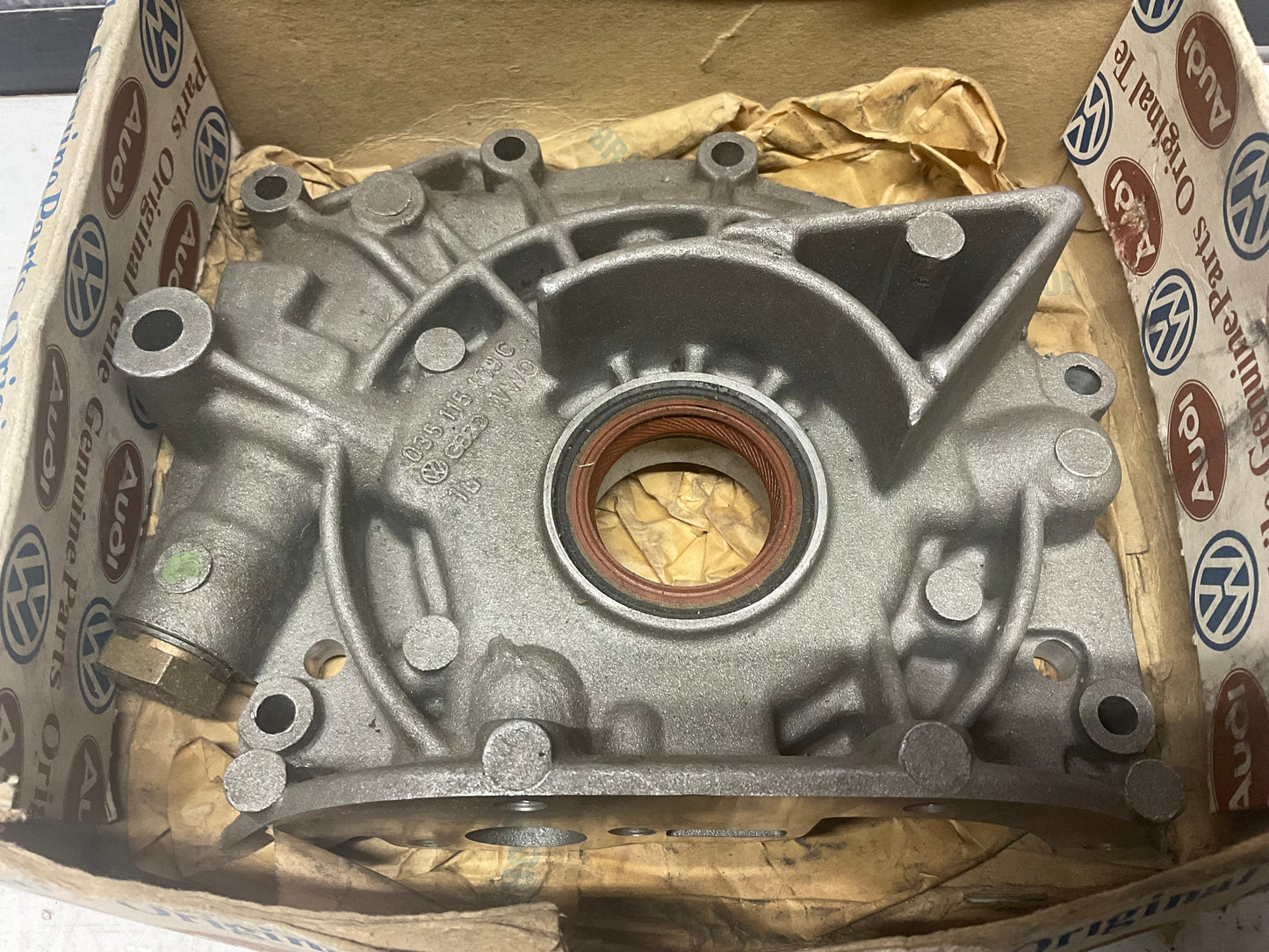 Engine Oil Pump 035115109C  NOS