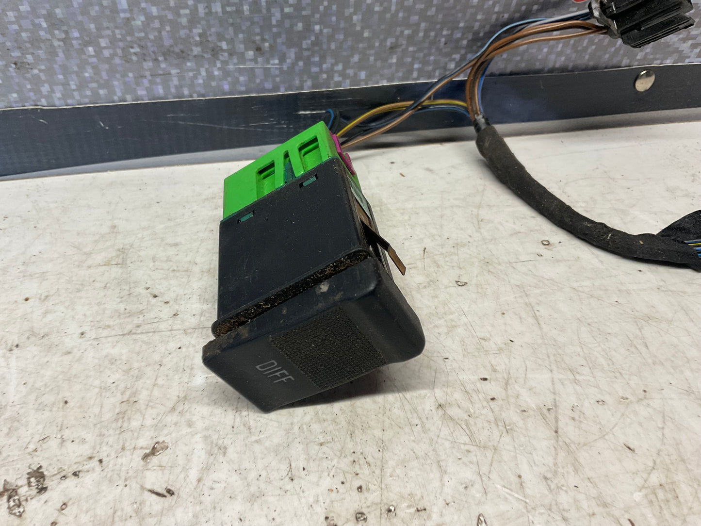 Rear Differential Lock Switch  893919167  B3