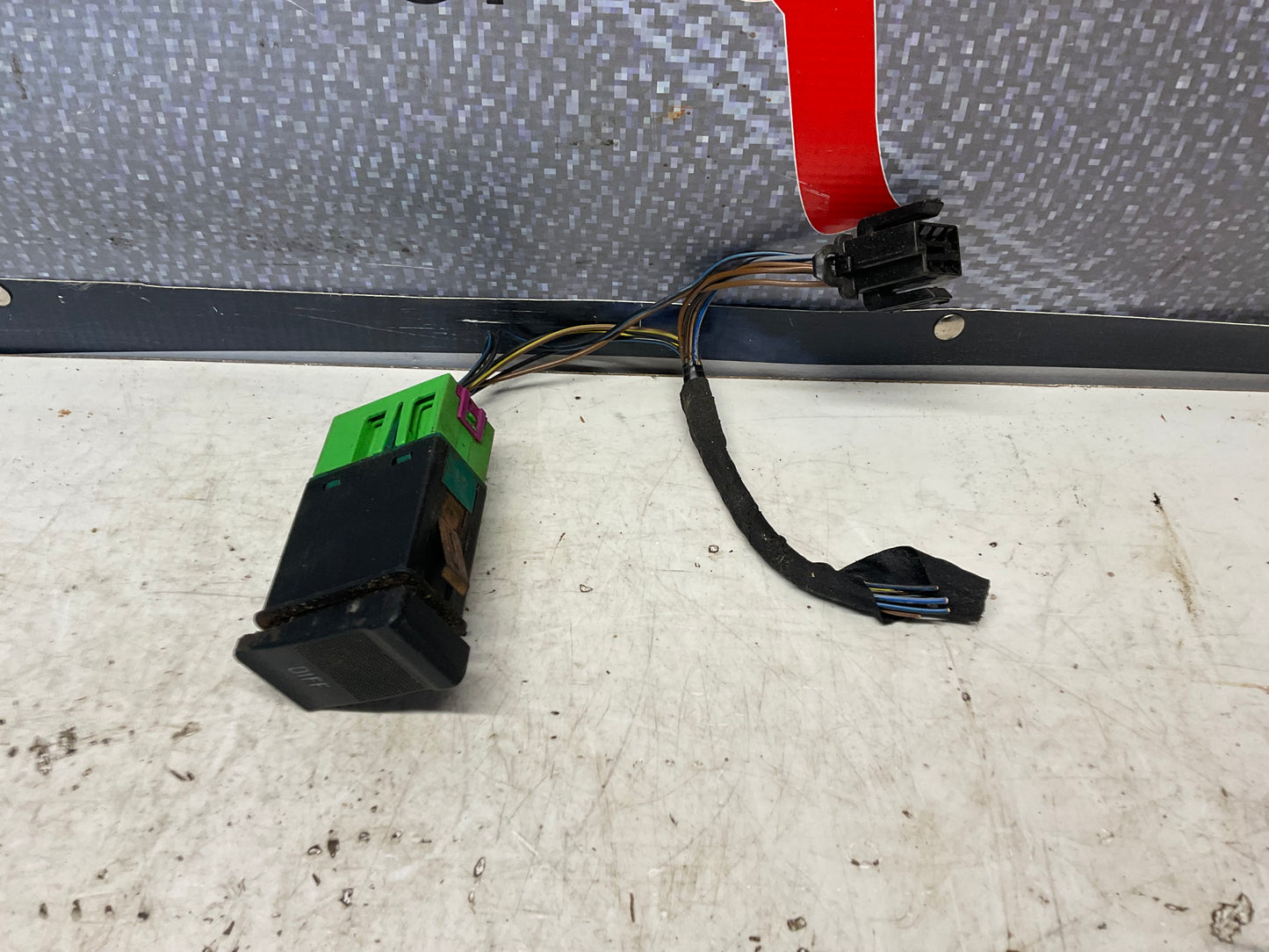 Rear Differential Lock Switch  893919167  B3