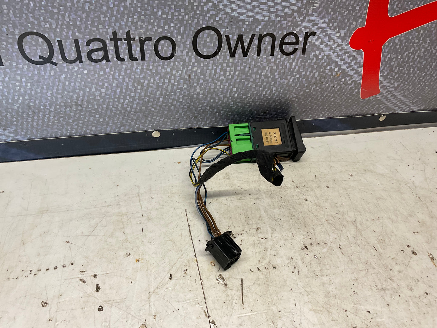 Rear Differential Lock Switch  893919167  B3