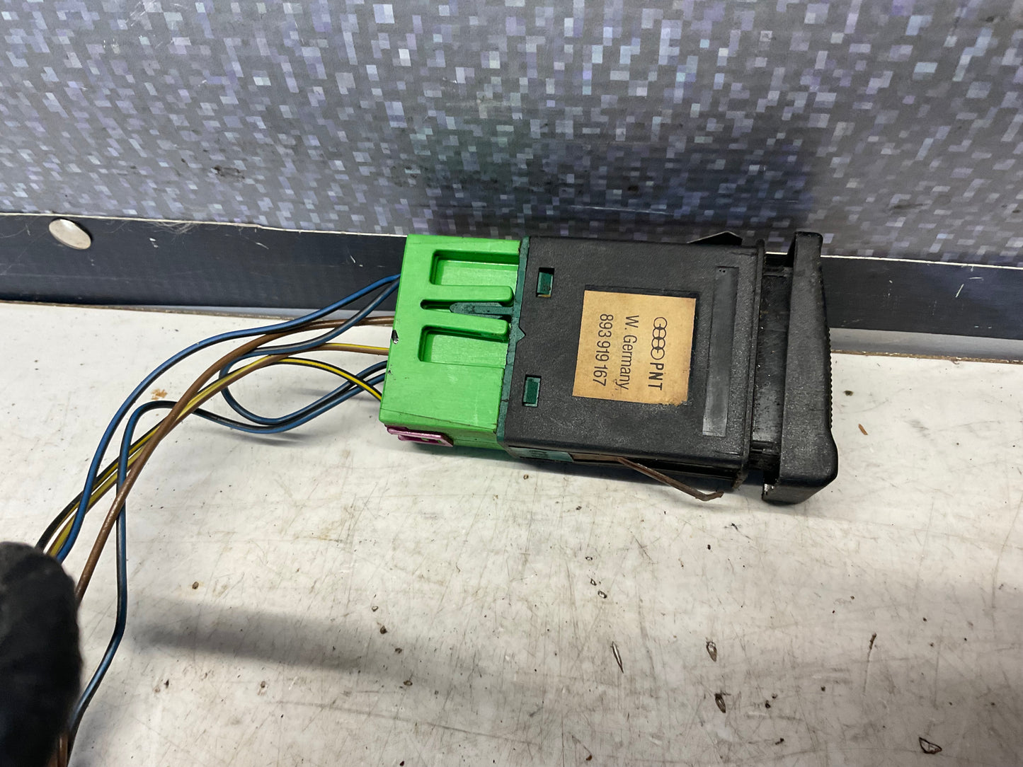 Rear Differential Lock Switch  893919167  B3