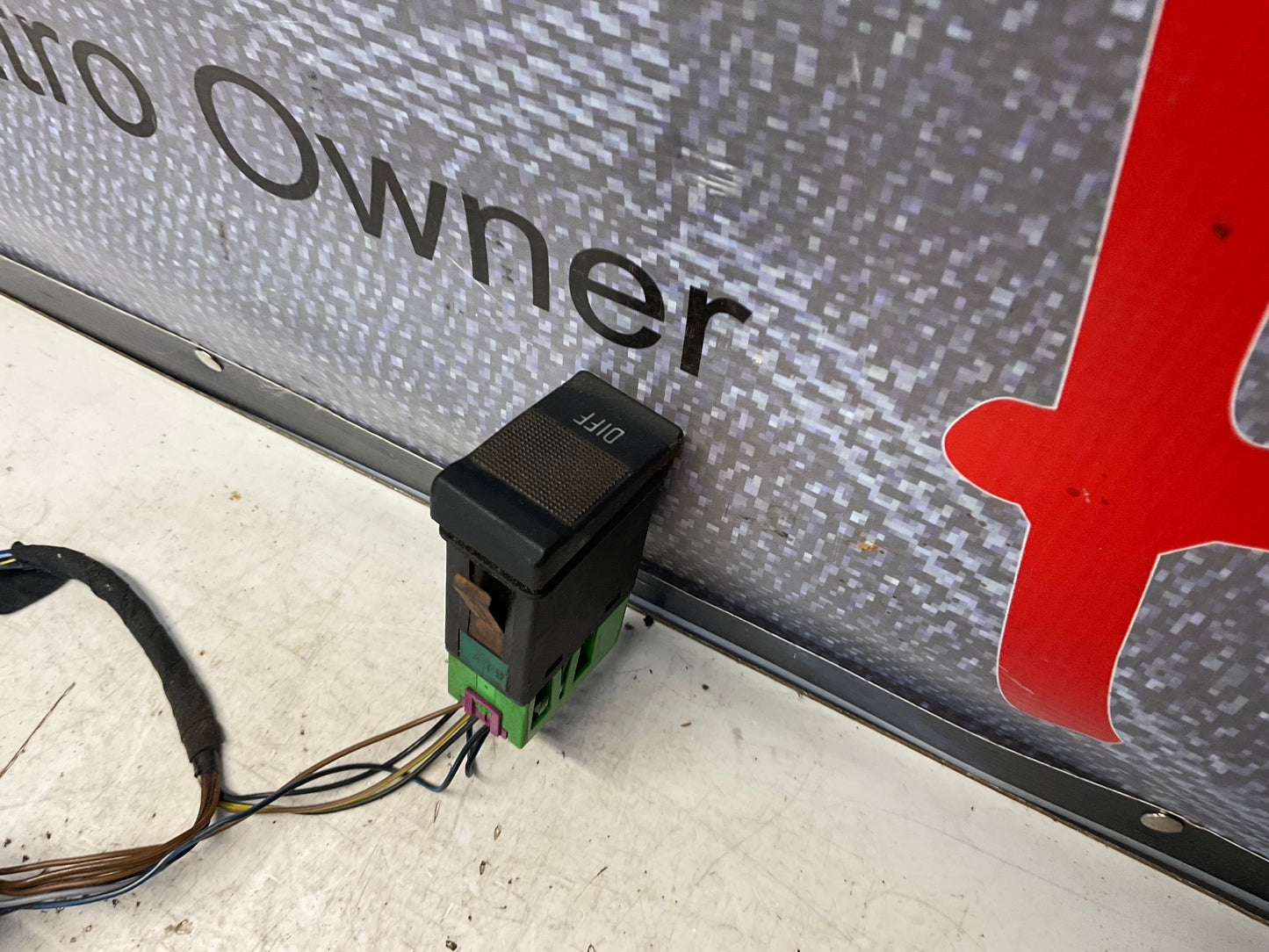 Rear Differential Lock Switch  893919167  B3