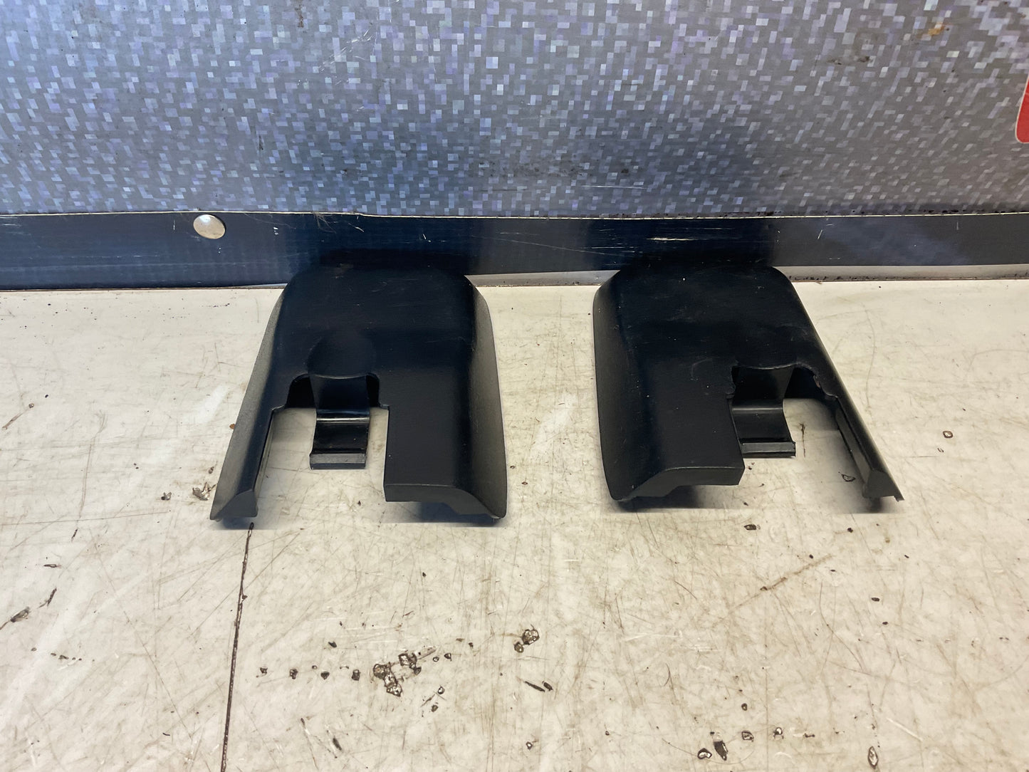 Seat Rail End Cap Set  893881347  893881348   B3