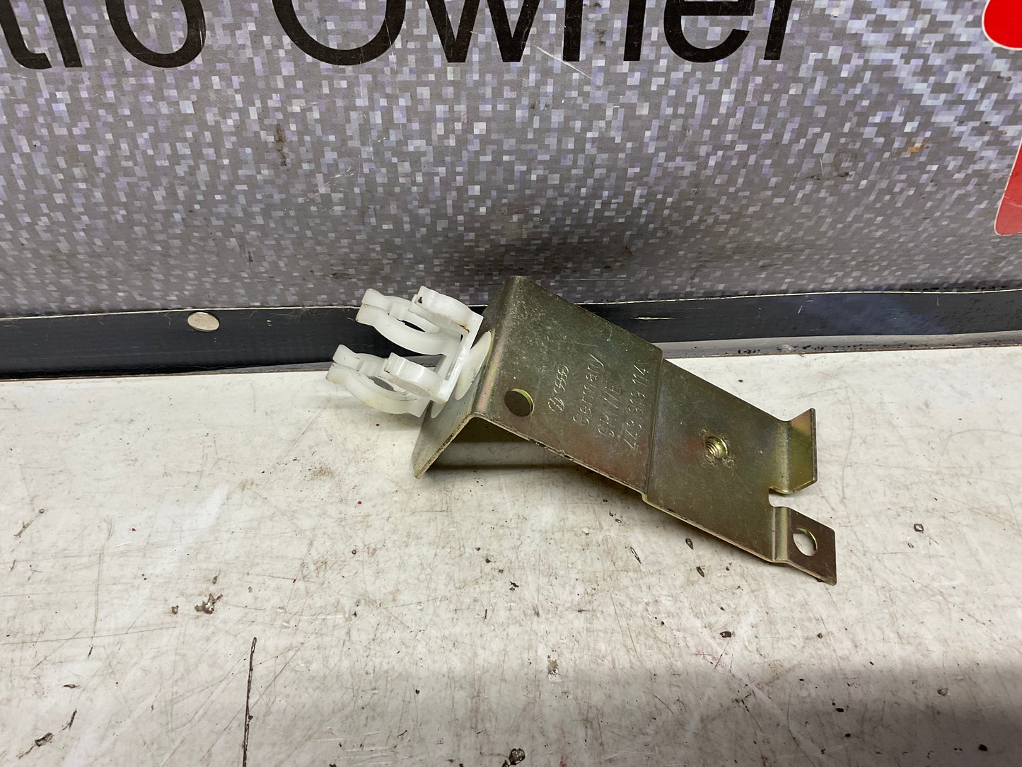 Servotronic Control Unit Bracket 443919114  C3