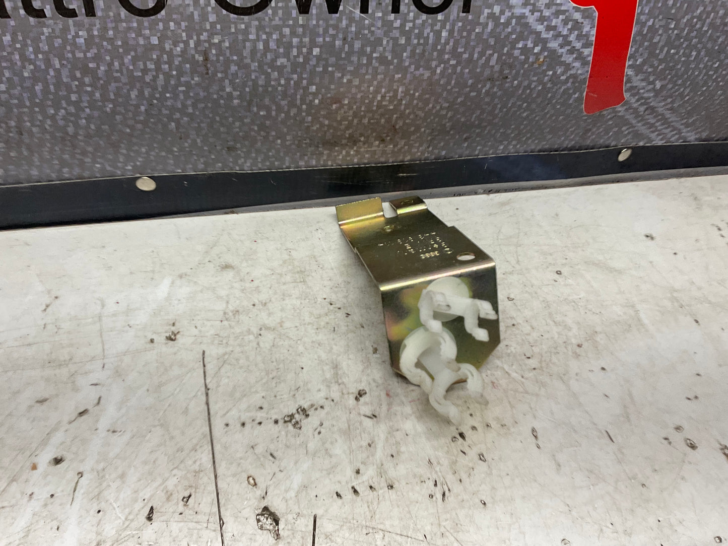 Servotronic Control Unit Bracket 443919114  C3
