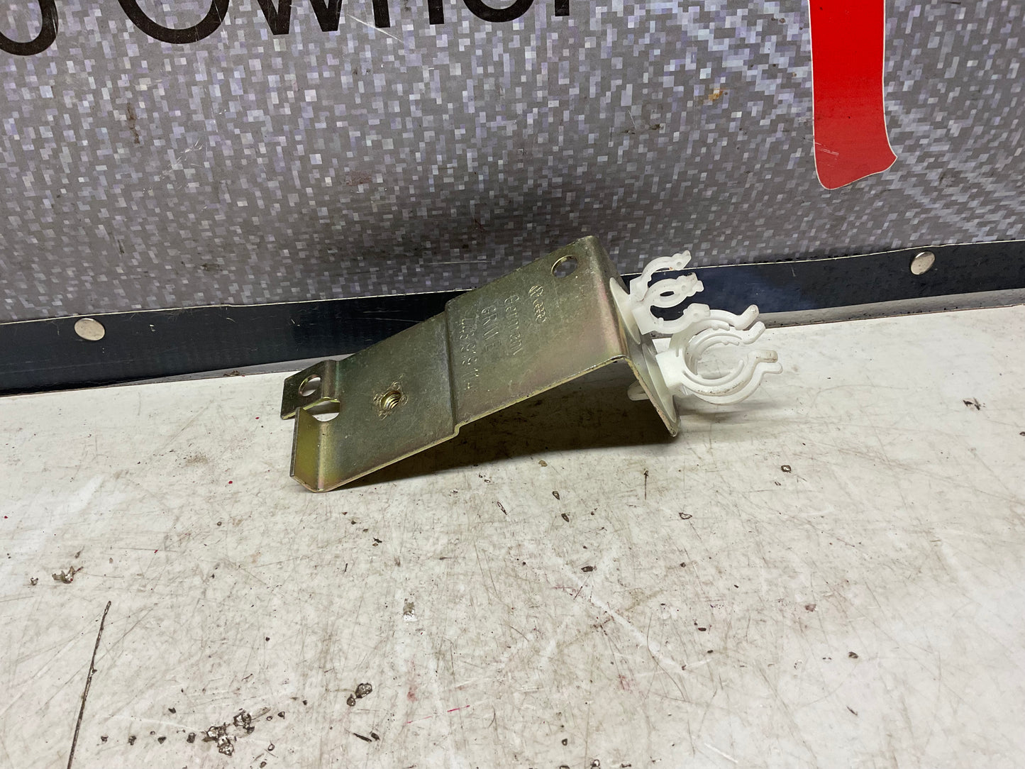 Servotronic Control Unit Bracket 443919114  C3