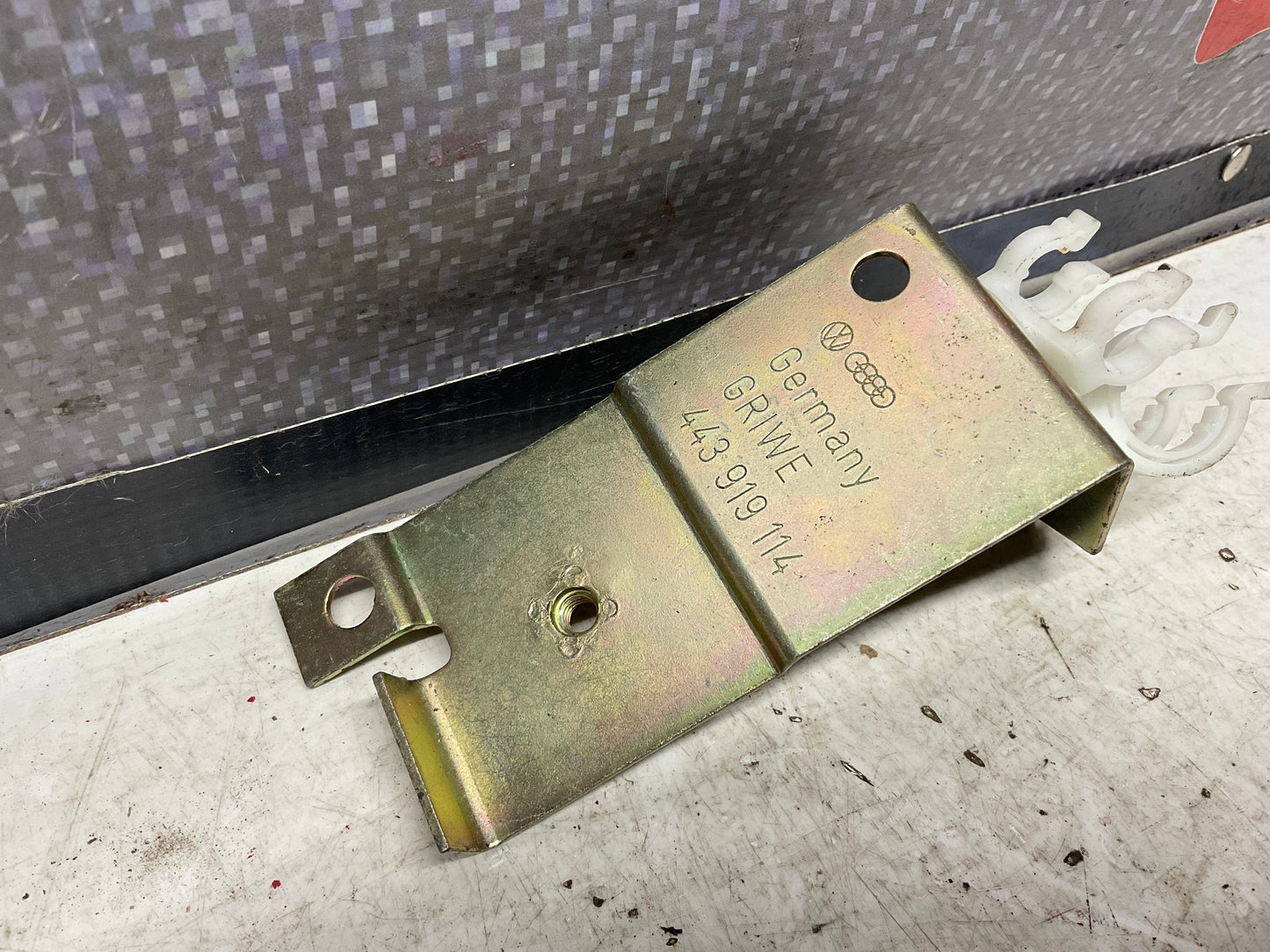 Servotronic Control Unit Bracket 443919114  C3