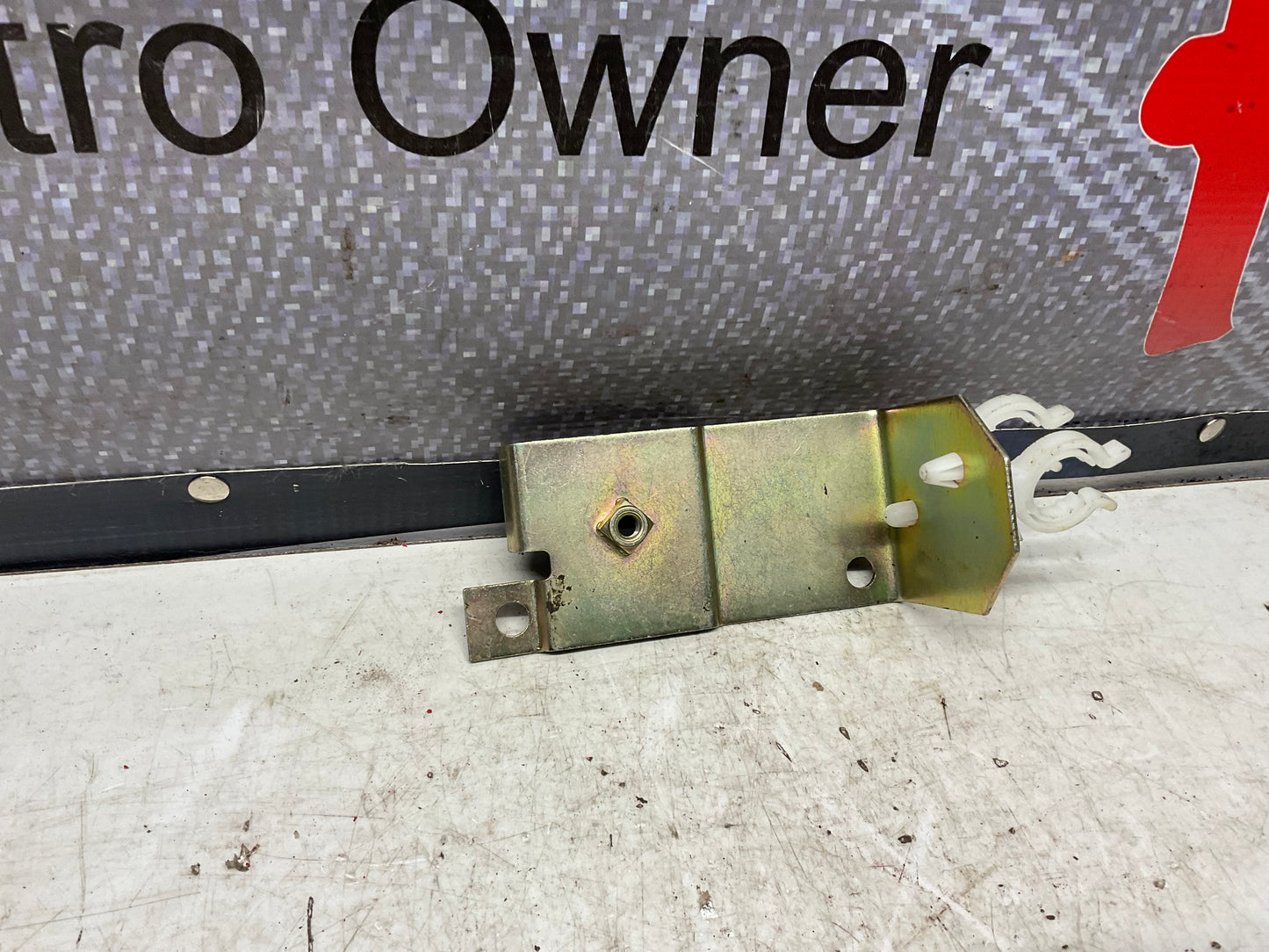 Servotronic Control Unit Bracket 443919114  C3
