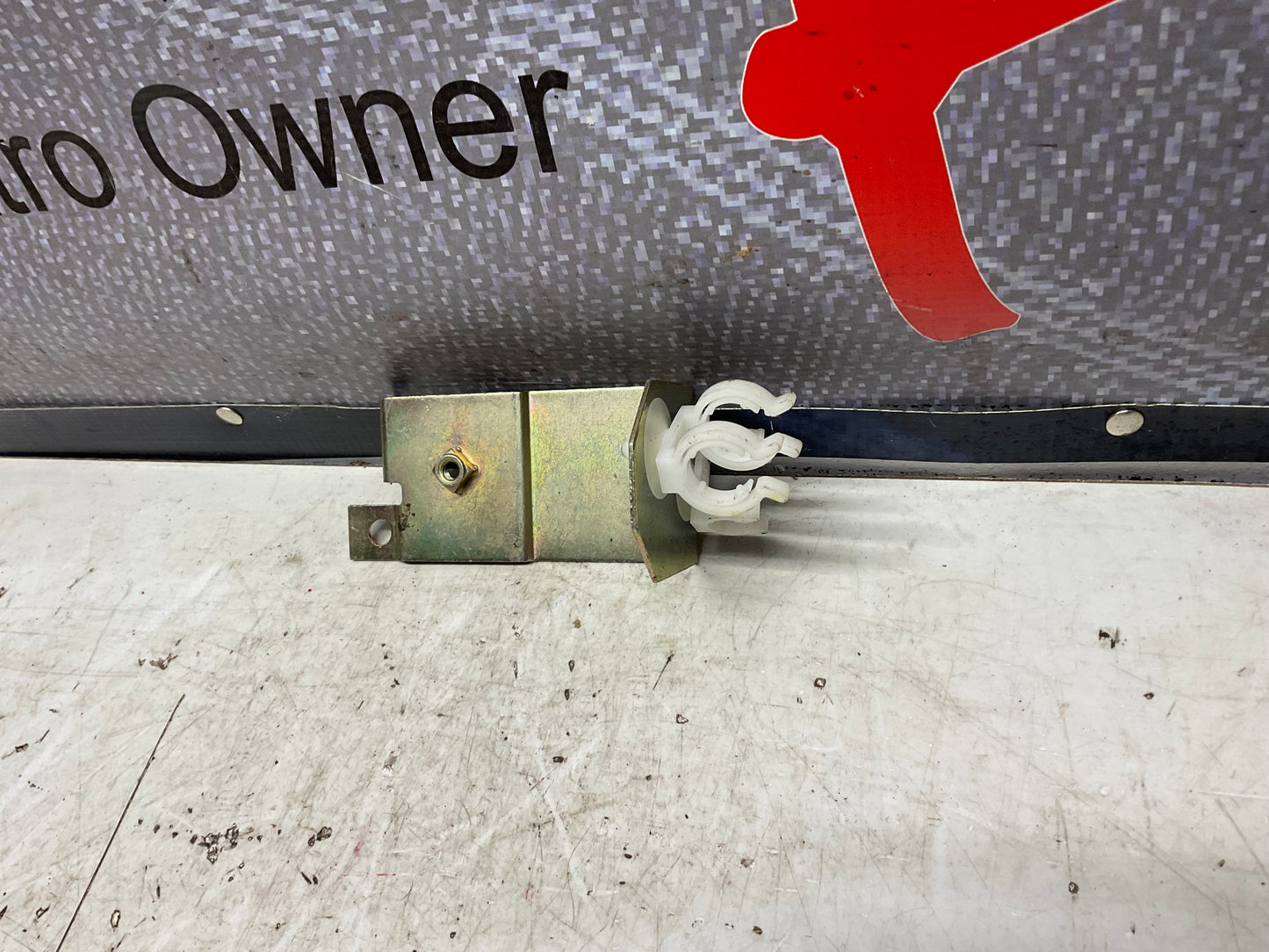 Servotronic Control Unit Bracket 443919114  C3
