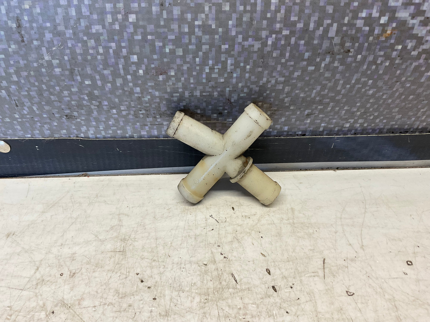 Double Elbow 4 Way Hose Connector  035133382