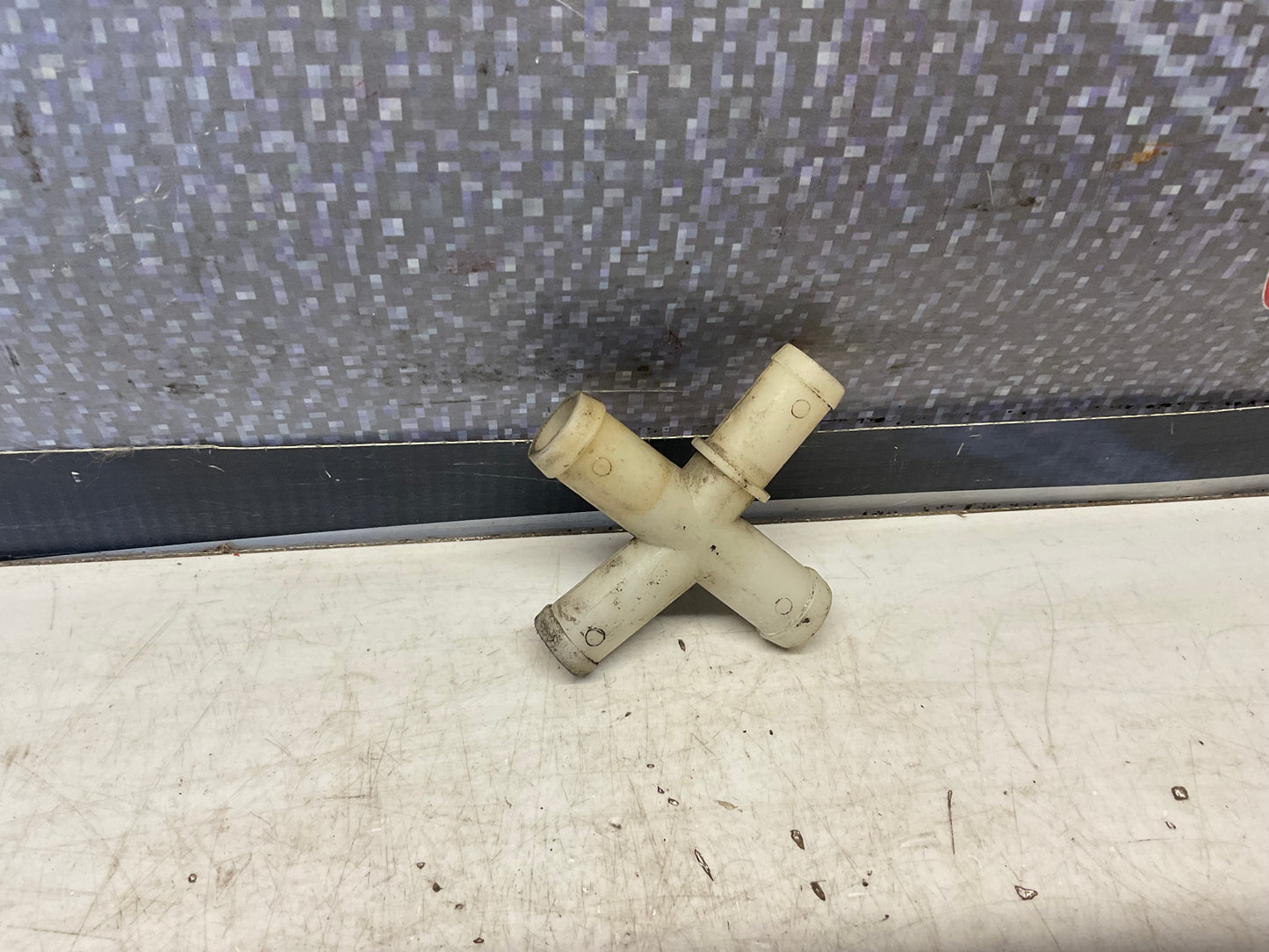 Double Elbow 4 Way Hose Connector  035133382