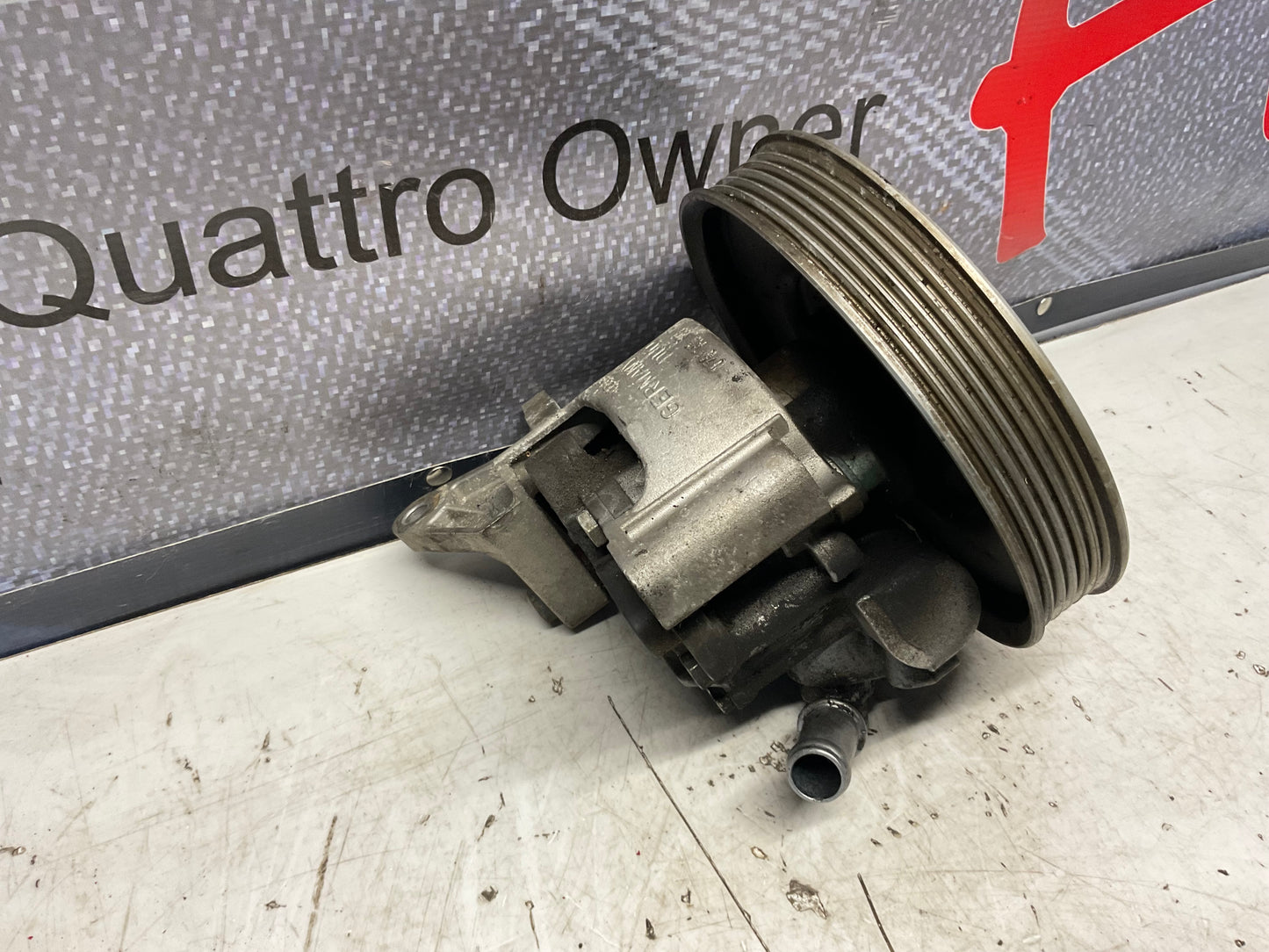 Power Steering Pump & Bracket  3B7422154A  B5  C5