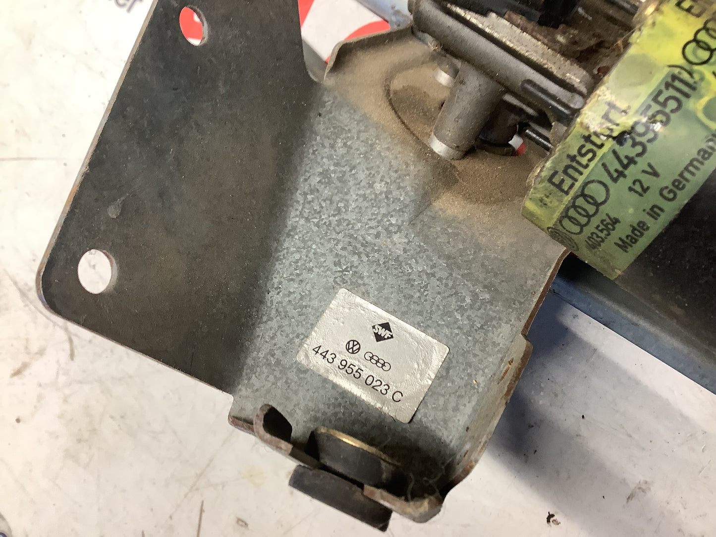 Windshield Wiper Motor/Linkage 443955023C