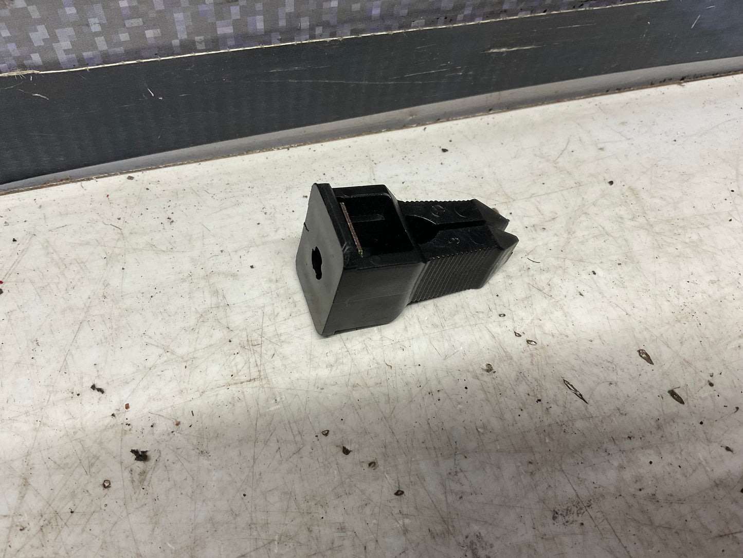 Expanding Nut Push In Clip  NOS  811807577K  D1 B2 B3 C3