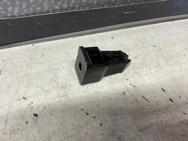 Expanding Nut Push In Clip  NOS  811807577K  D1 B2 B3 C3