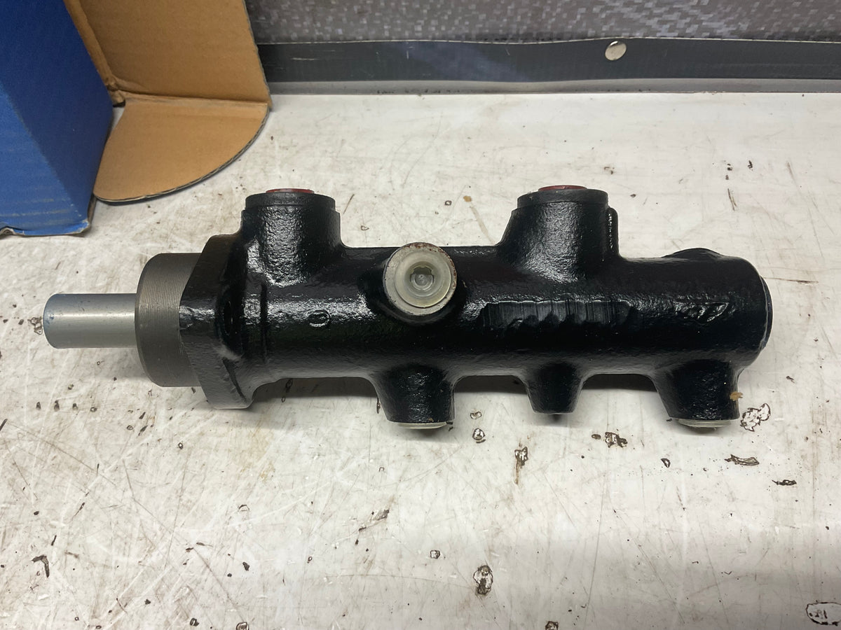 Brake Master Cylinder NOS 447611021  B2  URQ  C3  Ate