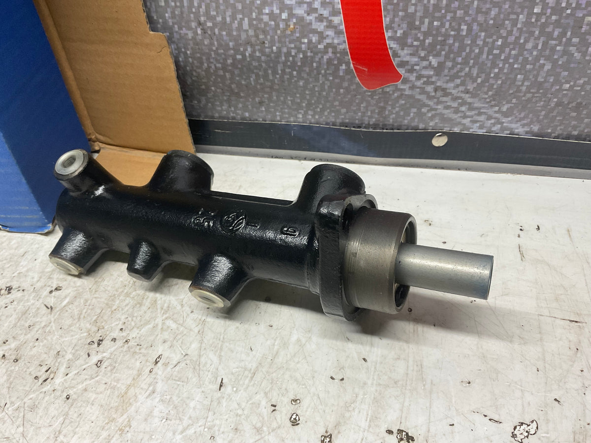 Brake Master Cylinder NOS 447611021  B2  URQ  C3  Ate