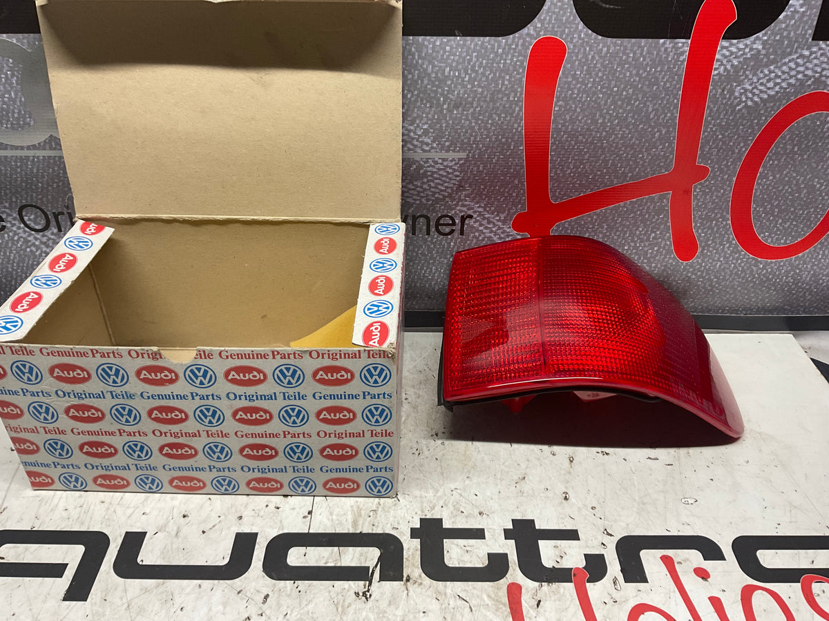 Passenger Taillight Right  NOS  4A5945218A  C4