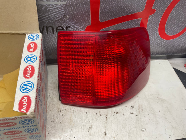 Passenger Taillight Right  NOS  4A5945096A  C4