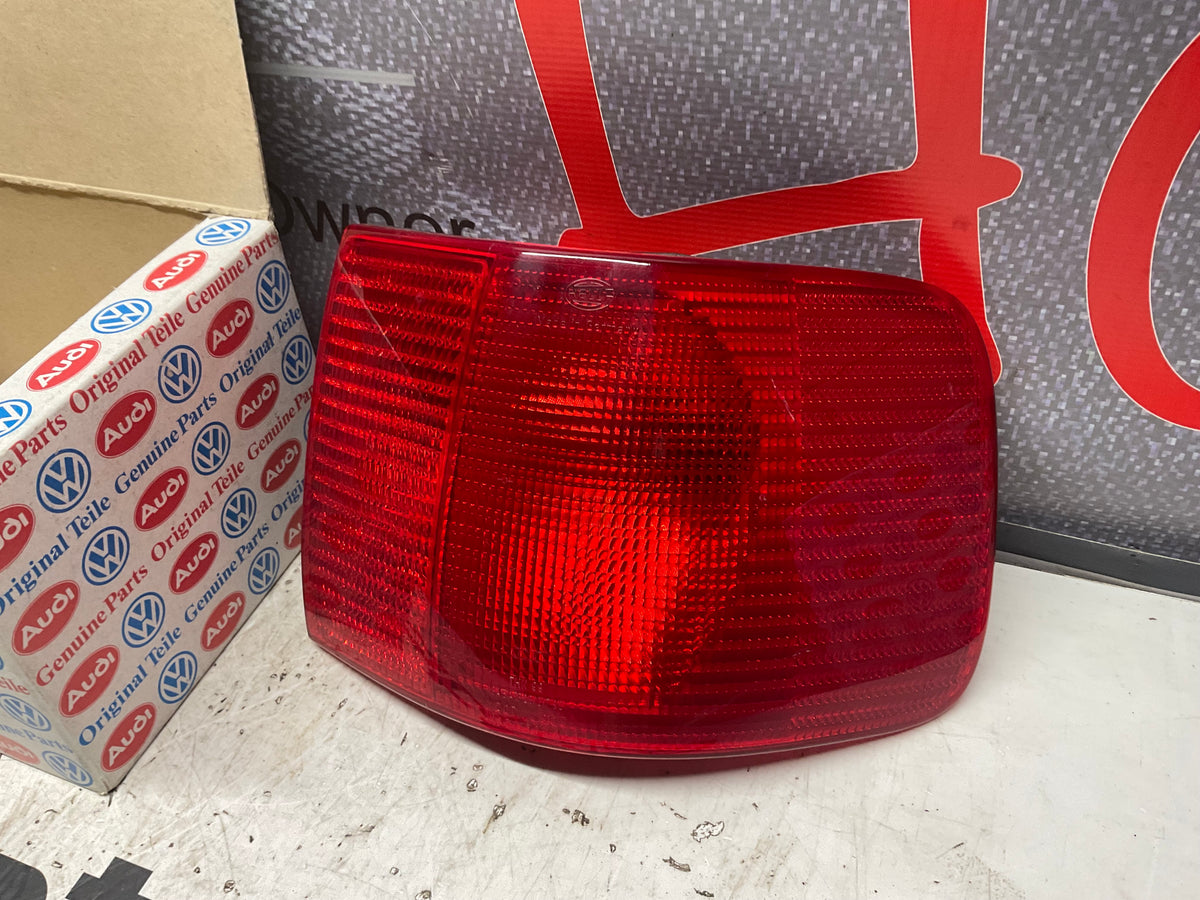 Passenger Taillight Right  NOS  4A5945218A  C4