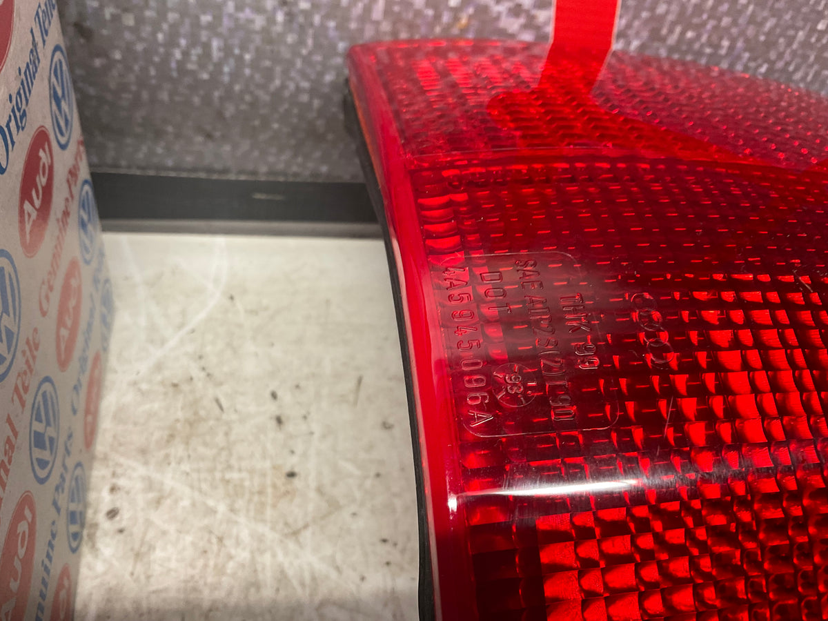Passenger Taillight Right  NOS  4A5945218A  C4