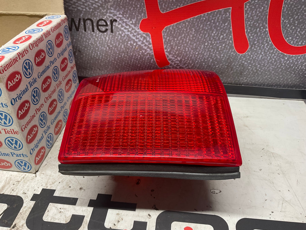 Passenger Taillight Right  NOS  4A5945096A  C4